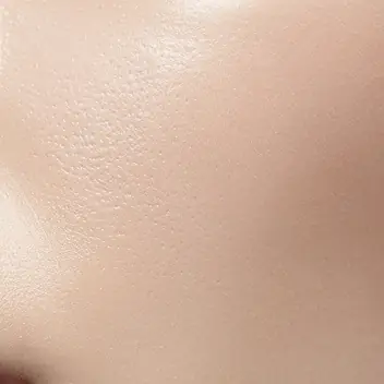 texture de peau saine lumineuse en gros plan sous lumière naturelle douce